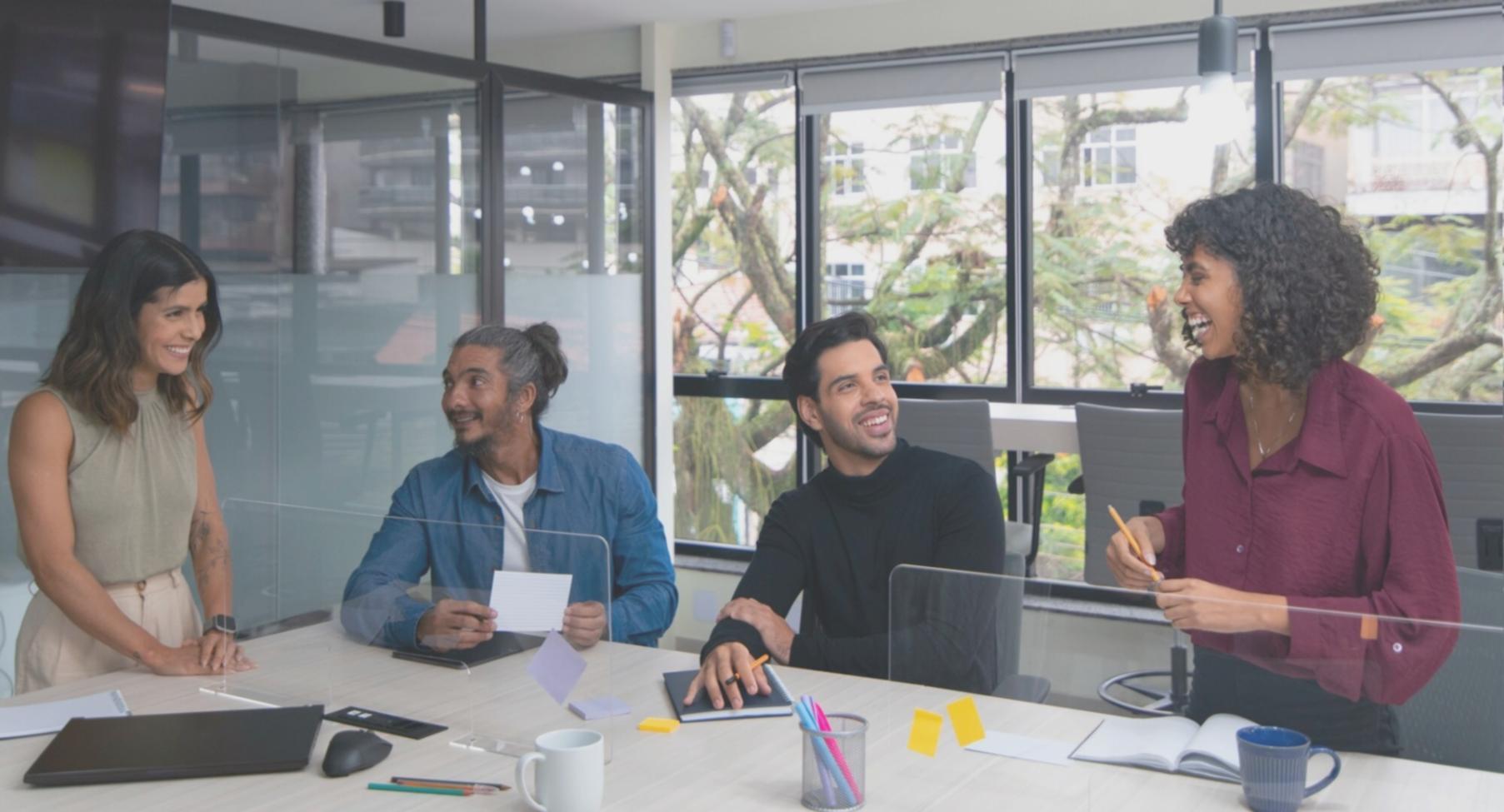 Estudiantes trabajando en automatización presupuestaria