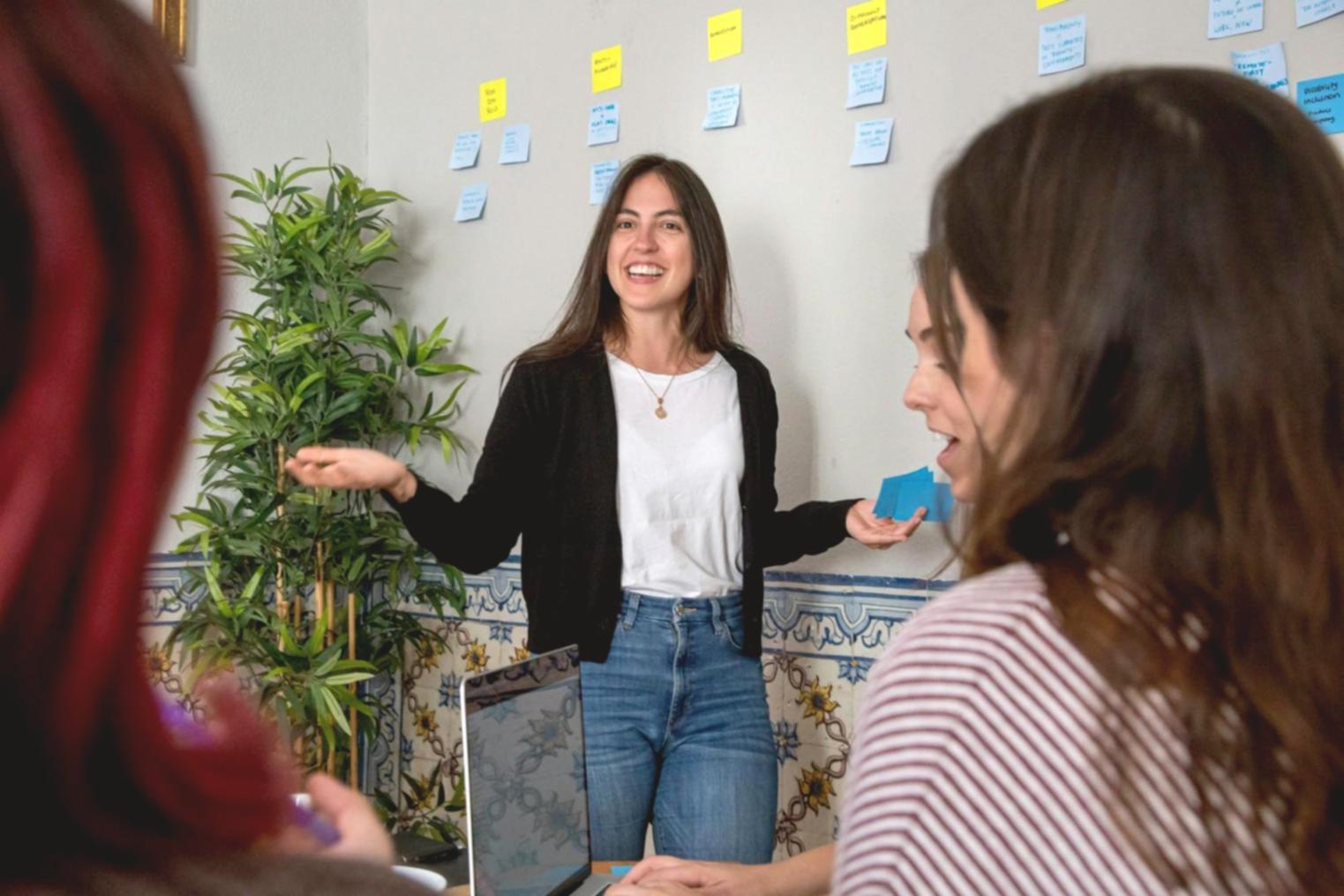 Workspace organizado con documentos financieros y herramientas de automatización de presupuestos