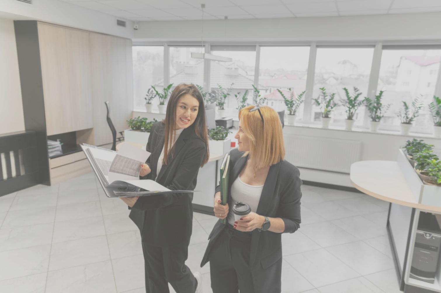 Oficinas modernas de ivoporilniylo con espacios colaborativos para consultoría financiera